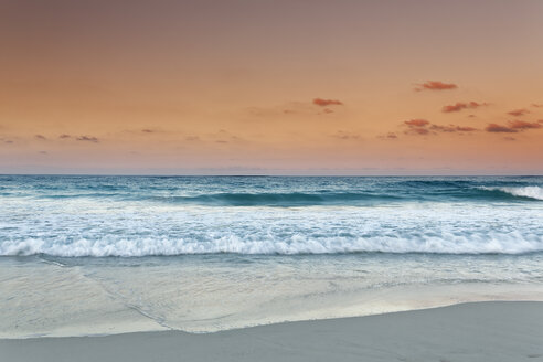 Carribean, Dominican Republic, Punta Cana, Playa Bavaro, view to the sea at sunset - GFF01057