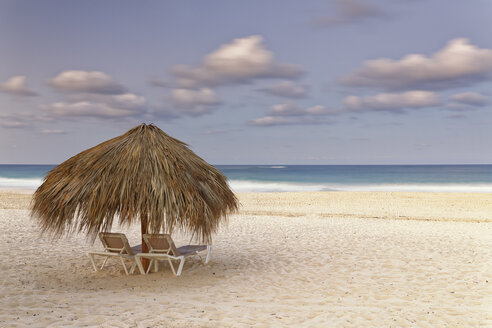 Karibik, Dominikanische Republik, Punta Cana, Playa Bavaro, Strand bei Sonnenuntergang - GFF01060