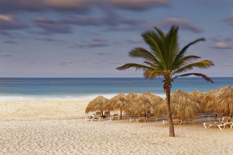 Karibik, Dominikanische Republik, Punta Cana, Playa Bavaro, Strand bei Sonnenuntergang, lizenzfreies Stockfoto