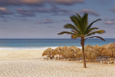 Karibik, Dominikanische Republik, Punta Cana, Playa Bavaro, Strand bei Sonnenuntergang - GFF01061