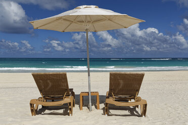 Carribean, Dominican Republic, Playa Bavaro, beach with two sun loungers and beach umbrella - GFF01063