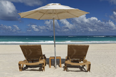 Karibik, Dominikanische Republik, Playa Bavaro, Strand mit zwei Liegestühlen und Sonnenschirm - GFF01063