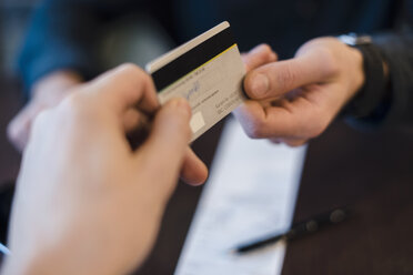 Customer paying with credit card, close-up - DIGF03212