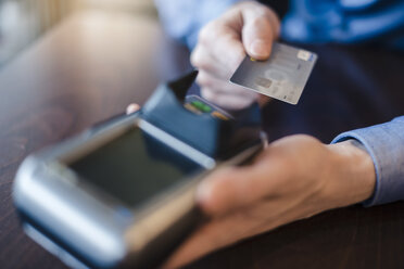 Man using credit card reader, close-up - DIGF03217