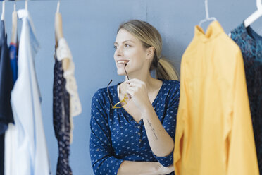 Porträt einer glücklichen Modedesignerin in ihrem Atelier - JOSF02116