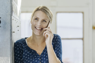 Porträt einer glücklichen jungen Frau am Telefon - JOSF02120