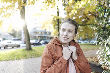 Porträt einer jungen Frau in einem herbstlichen Park - JOSF02146