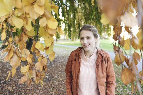 Porträt einer jungen Frau in einem herbstlichen Park - JOSF02147