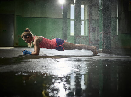 Frau beim Workout in einer Halle - CVF00001