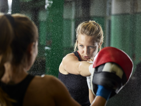 Zwei Frauen beim Kampfsporttraining, lizenzfreies Stockfoto