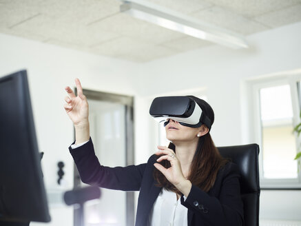 Geschäftsfrau mit VR-Brille im Büro - CVF00018