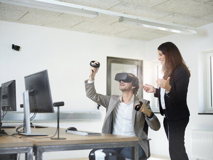 Frau mit Mann mit VR-Brille im Büro - CVF00021