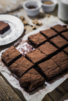 Selbstgemachte Brownies auf Pergamentpapier - GIOF03751