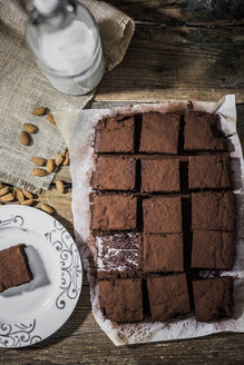 Selbstgemachte Brownies auf Pergamentpapier - GIOF03752