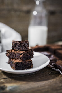 Stapel von drei hausgemachten Brownies auf einem Teller - GIOF03753