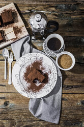 Angebissener Brownie auf Teller und Tasse Kaffee - GIOF03756