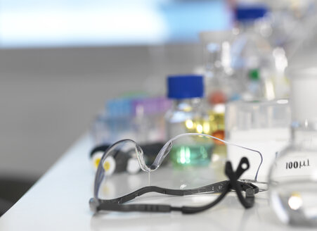 Schutzbrille im Labor während eines Forschungsexperiments - ABRF00012