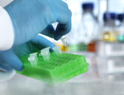 Wissenschaftlerin bei der Vorbereitung von DNA-Proben für Gentests in einem Labor - ABRF00016
