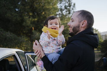 Portrait of happy baby girl on her father's arms - GEMF01841