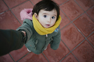 Porträt eines kleinen Mädchens, das die Hand seiner Mutter hält und nach oben schaut - GEMF01844