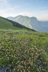 Italien, Umbrien, Apennin, Blick auf den Monte Catria vom Monte Motette - LOMF00690