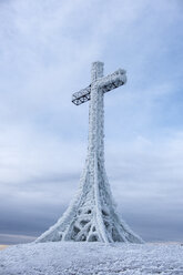 Italien, Marken, Gipfelkreuz auf dem Monte Catria im Winter - LOMF00692
