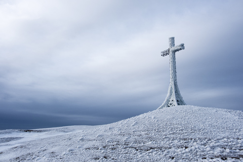 Italien, Marken, Gipfelkreuz auf dem Monte Catria im Winter, lizenzfreies Stockfoto