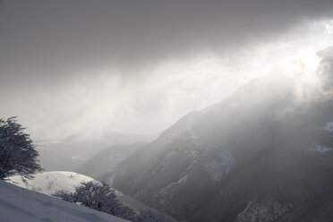 Italy, Umbria, Apennines, Monte Motette in winter - LOMF00694