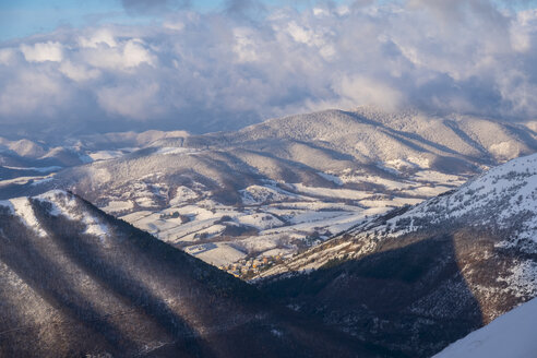 Italien, Umbrien, Apennin im Winter - LOMF00695