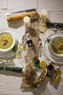 Knoblauchcremesuppe mit Croutons auf festlich gedecktem Tisch - MAEF12482