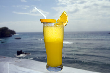 Indonesien, Bali, Nusa Lembongan, Orangensaft im Glas - ZCF00606