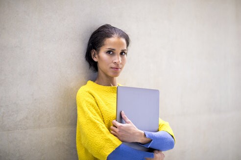 Porträt einer jungen Frau mit Laptop - FMKF04703
