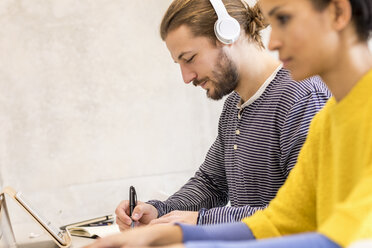 Junge Studenten bei der Arbeit - FMKF04710