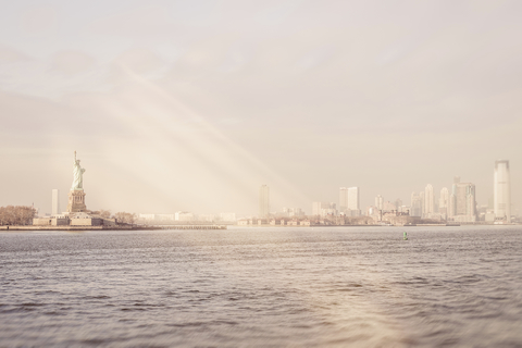 USA, New York, Freiheitsstatue und Manhattan, lizenzfreies Stockfoto