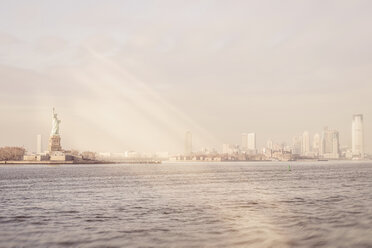 USA, New York, Freiheitsstatue und Manhattan - CMF00763