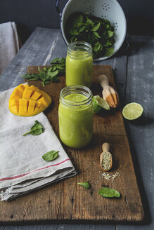 Gläserweise Spinat-Smoothie mit Mango, Limettensaft und Hanfsamen - ODF01582