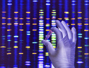 Wissenschaftler mit einer DNA-Probe, deren Ergebnisse auf einem Computer in einem Labor angezeigt werden - ABRF00028