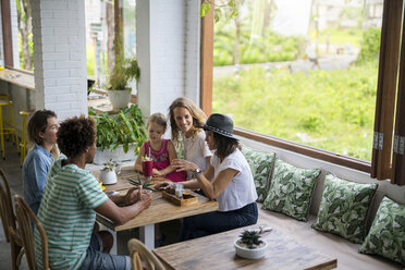 Freunde mit Kind in einem gemütlichen Cafe - SBOF01205