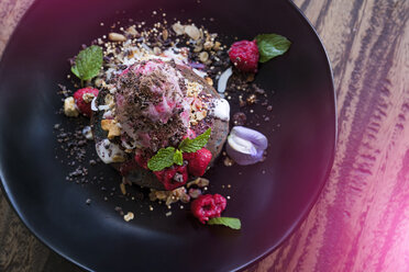 Dekoriertes rosa Dessert mit Himbeer- und Minzblättern - SBOF01206