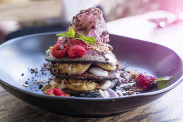 Dekoriertes rosa Dessert mit Himbeer- und Minzblättern - SBOF01209