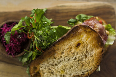 Detail von knusprigem Brot mit grünem Salat und Roter Bete - SBOF01216