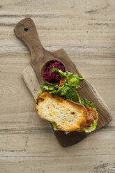 Krustenbrot mit grünem Salat und Schinken auf Holzteller - SBOF01230