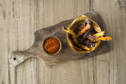 Selbstgemachte Süßkartoffel- und Kartoffelchips mit Tomatendip - SBOF01232