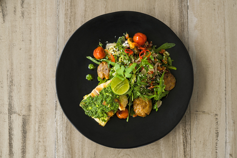 Wunderschön dekorierter Salat mit Fisch, Pesto und Limette, lizenzfreies Stockfoto