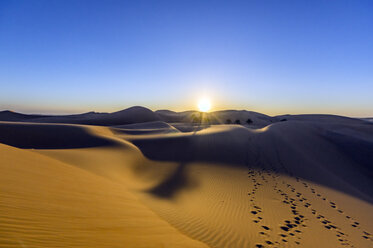 VAE, Abu Dhabi, Liwa-Wüste bei Sonnenaufgang - THAF02096