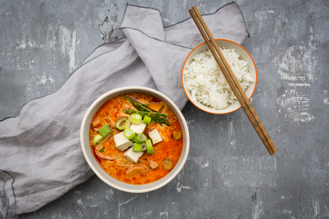 Rotes Currygericht mit geräuchertem Tofu, lizenzfreies Stockfoto