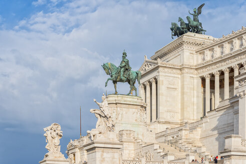 Italien, Rom, Monumento a Vittorio Emanuele II mit Reiterstandbild im Vordergrund - CST01606