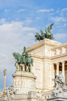 Italien, Rom, Reiterstandbild vor dem Monumento a Vittorio Emanuele II - CSTF01607