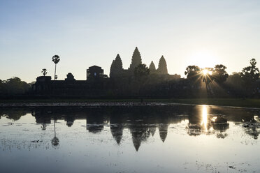 Kambodscha, Siem Riep, Silhouette von Angkor Wat bei Sonnenaufgang - IGGF00397