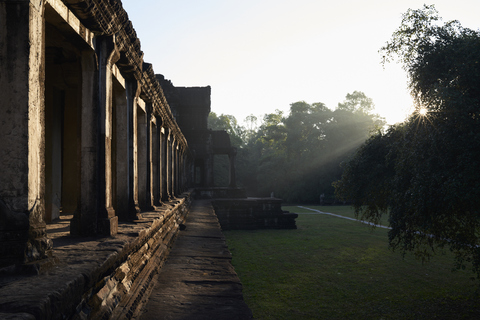 Kambodscha, Siem Reap, Angkor Wat-Tempel bei Sonnenaufgang, lizenzfreies Stockfoto